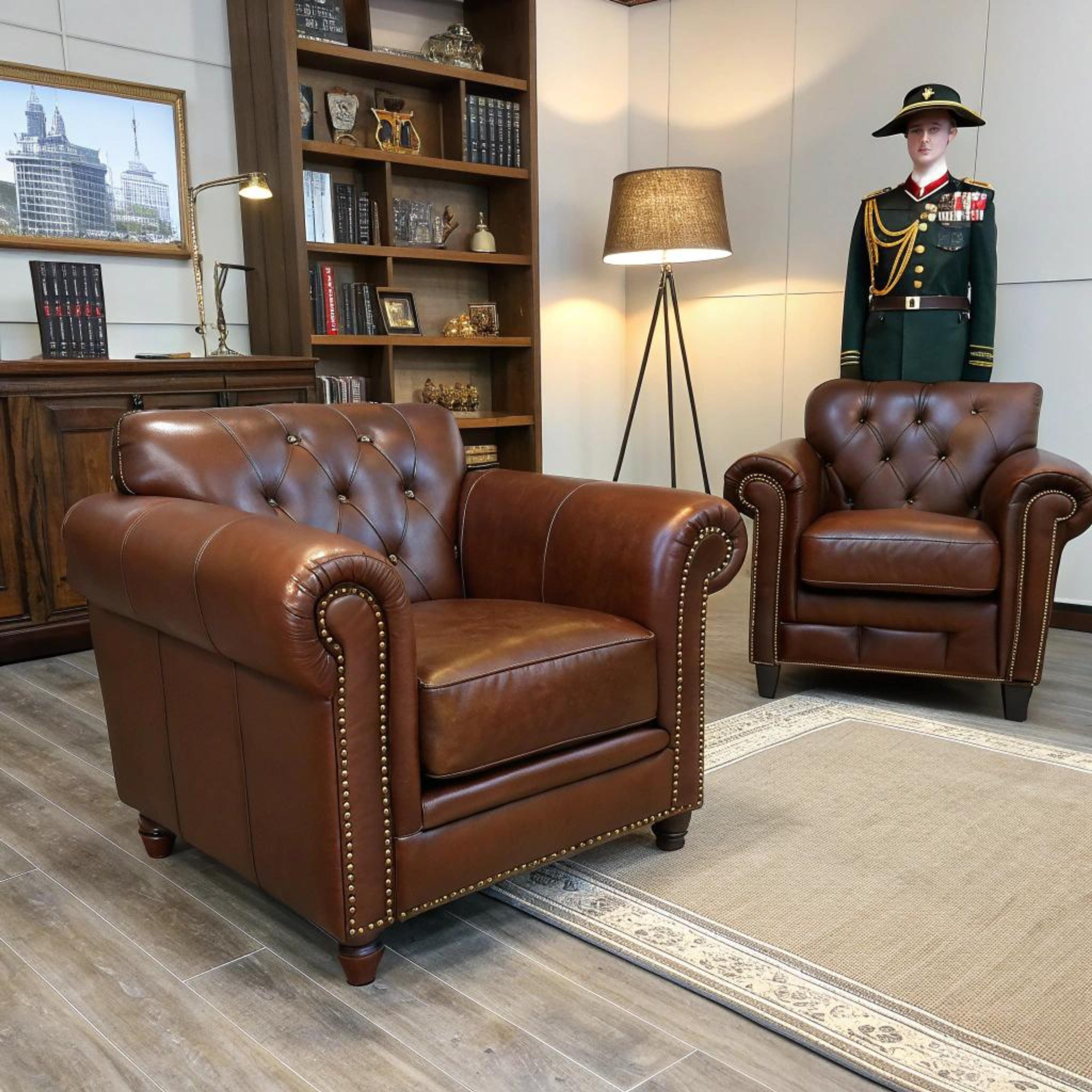 Leren oorfauteuils met messingdetails