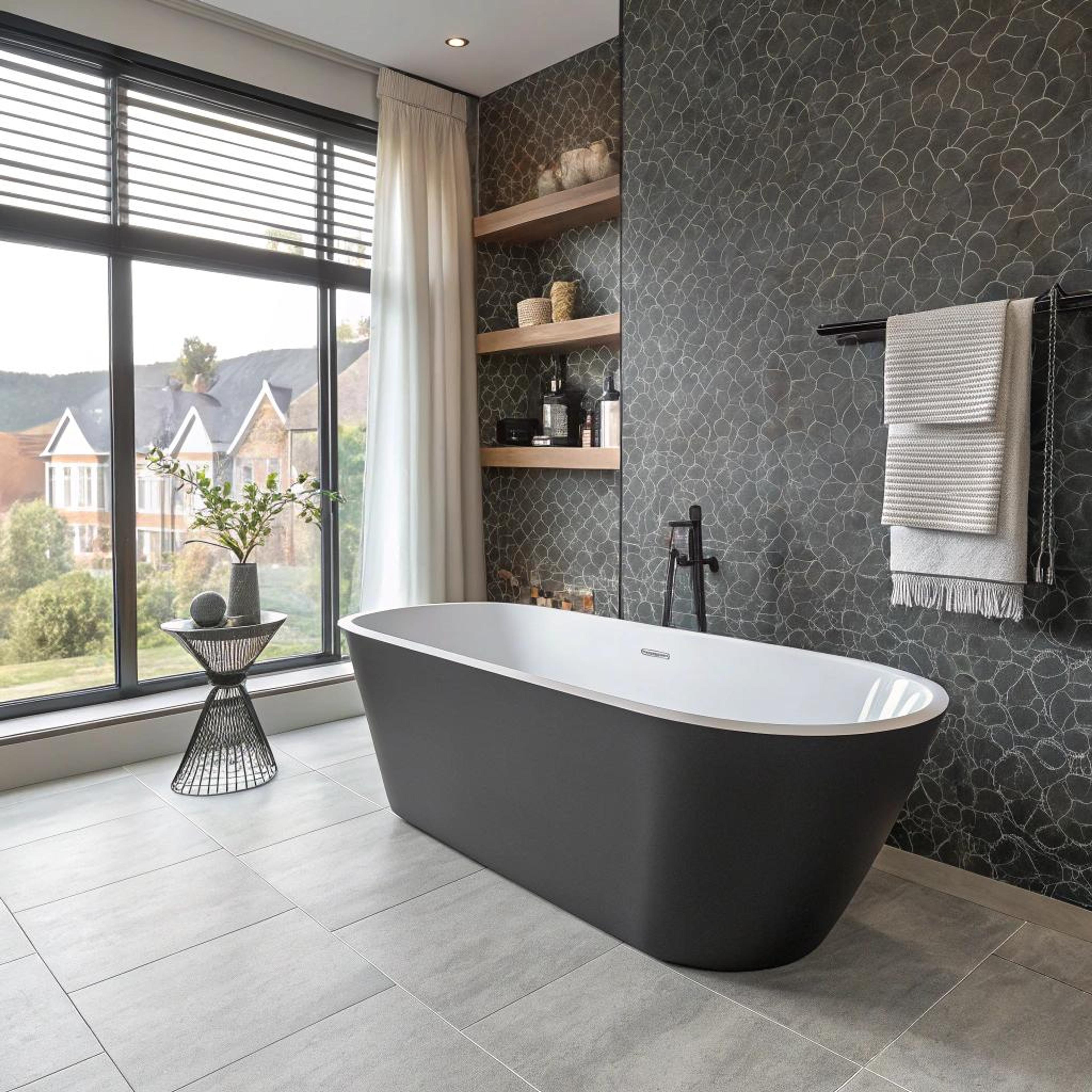 Donkere nis met houtaccenten