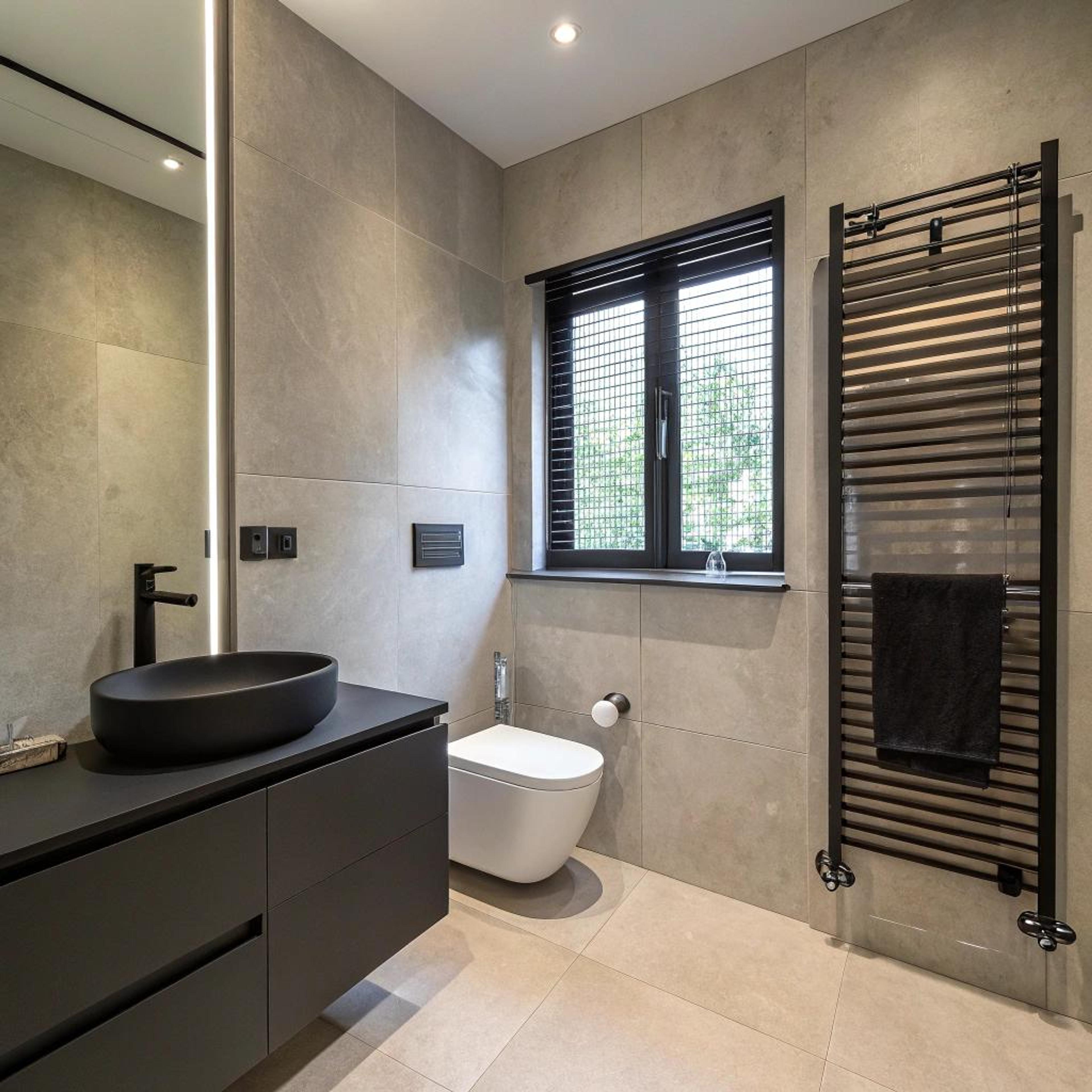 Zwarte accenten met grijze basis