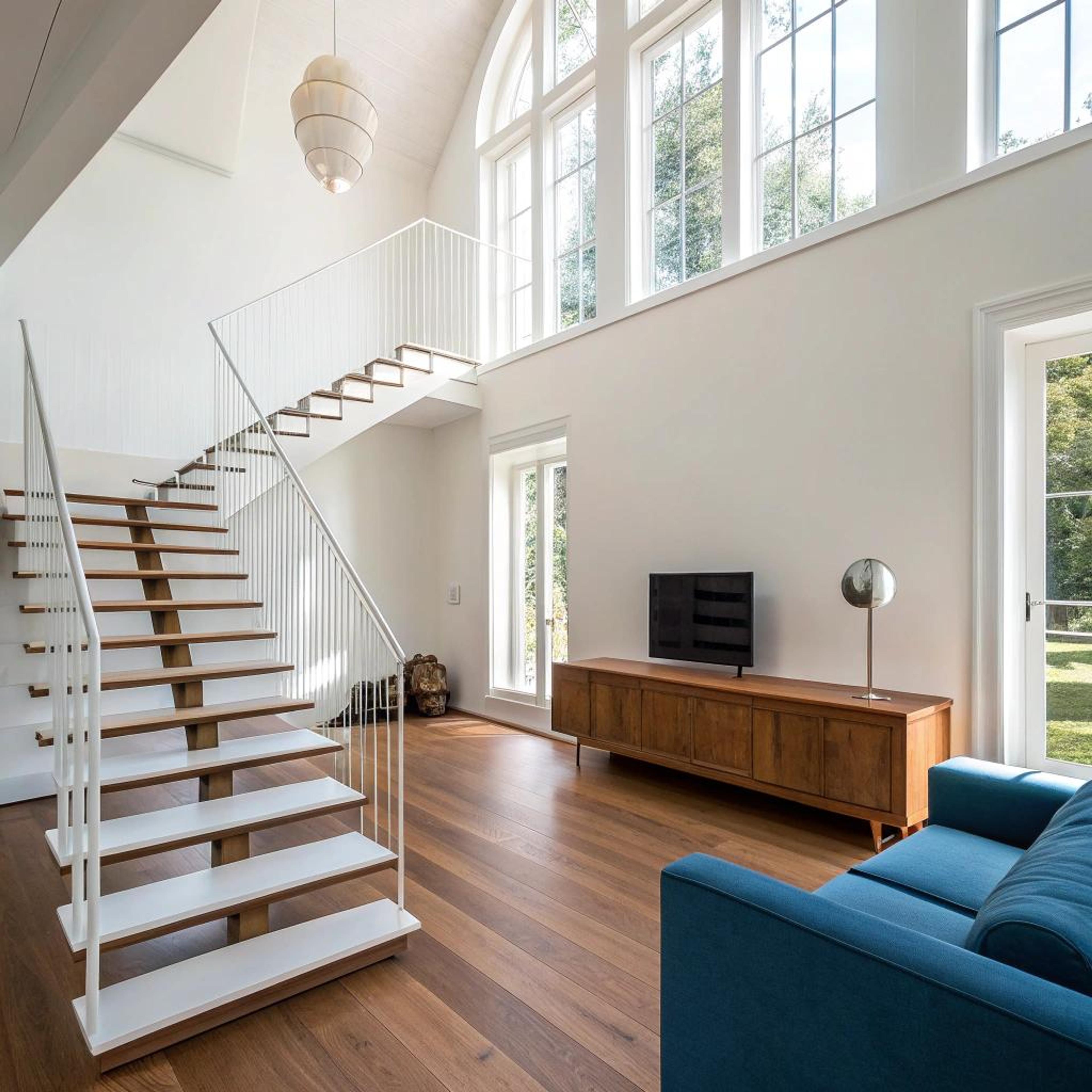 Architectonische rust met zwevende planken