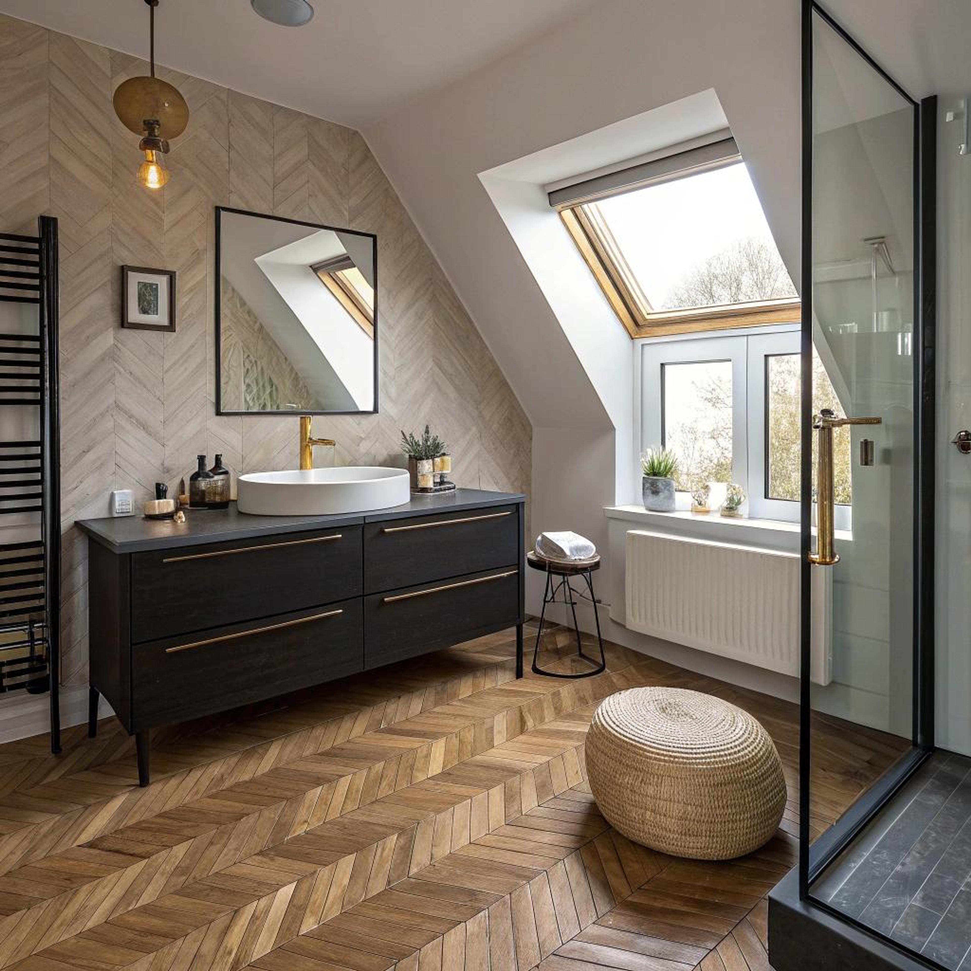 Gouden accenten in badkamerzolder