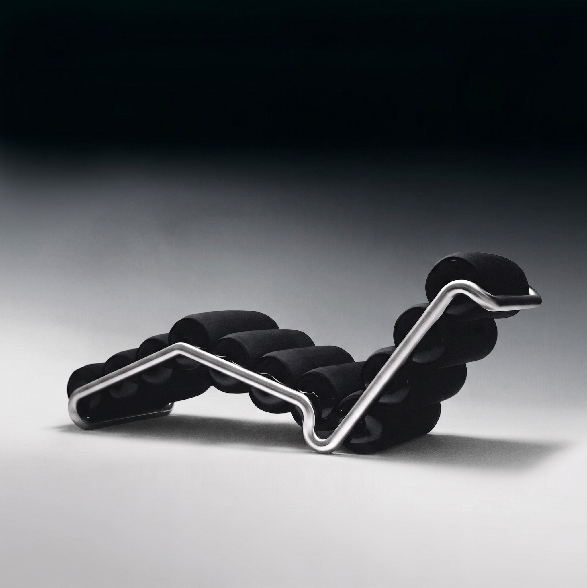 A black and silver Chaiselongue