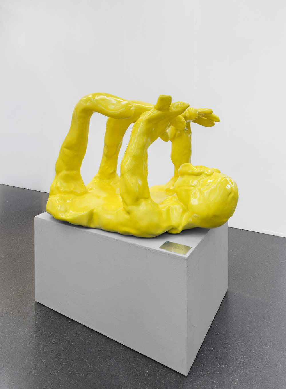 Geknetete Stadt - Selbstportrait als Bett für gute Träume Obdachloser (Molded City - Self-portrait as a Bed for Homeless People's Good Dreams) — Christian Jankowski