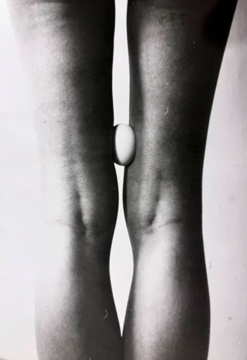 ohne Titel (Ei zwischen den Beinen) — Gabriele Stötzer