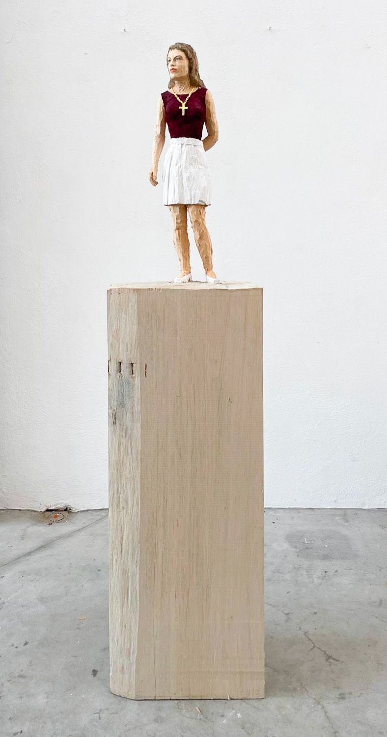 Femme avec croix — Stephan Balkenhol
