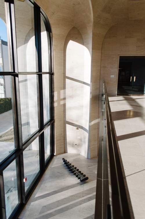 Its Surreal Thing: The Temptation of Objects Mary Ann Unger