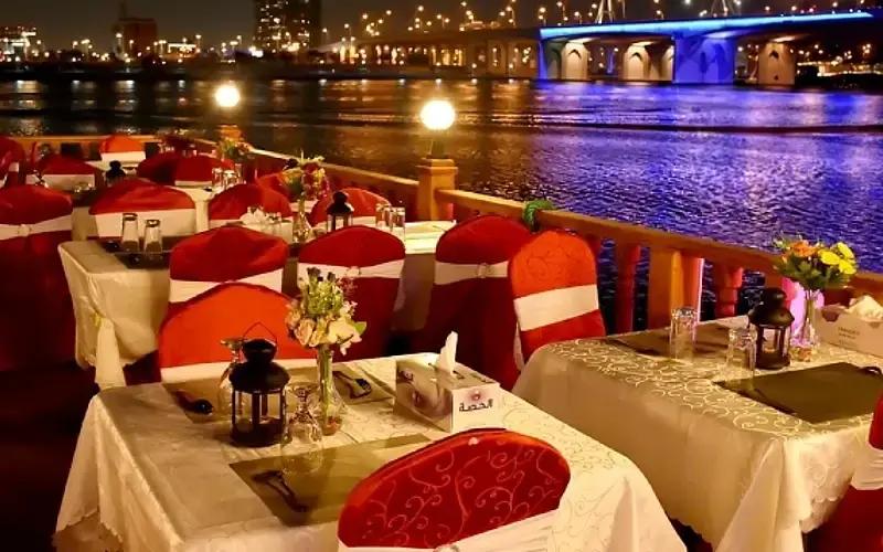Dubai Creek dhow cruise dinner experience