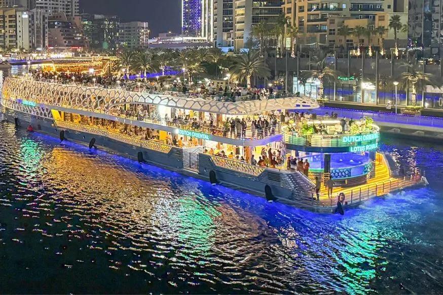 Luxury yacht dinner cruise experience in Dubai