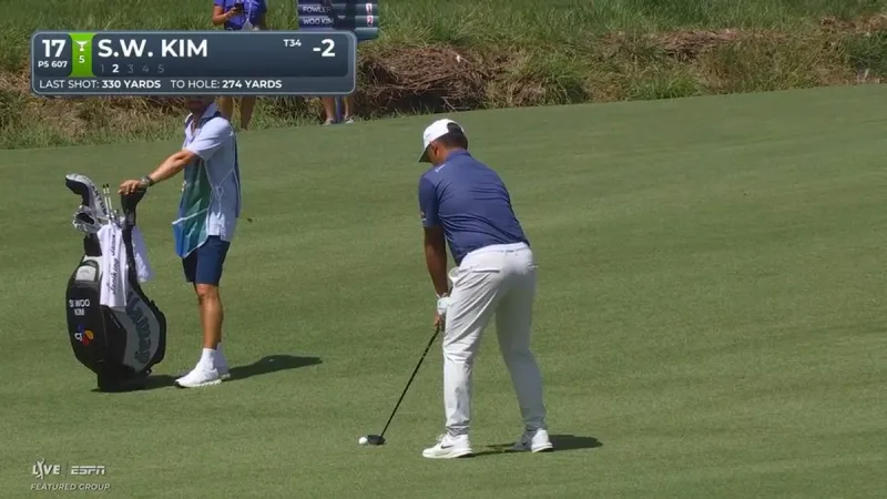 Si Woo Kim tijdens een slag op de PGA Tour in 2026
