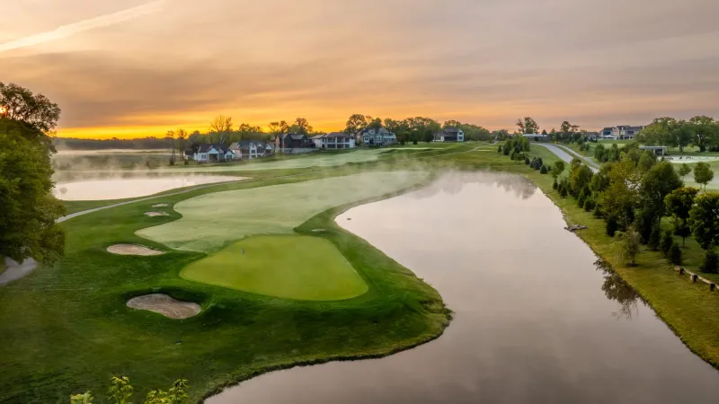 Luchtfoto bij zonsopkomst van The Club at Chatham Hills in Westfield, Indiana, de golfbaan waar het LIV Golf-seizoen 2026 zijn ontknoping krijgt