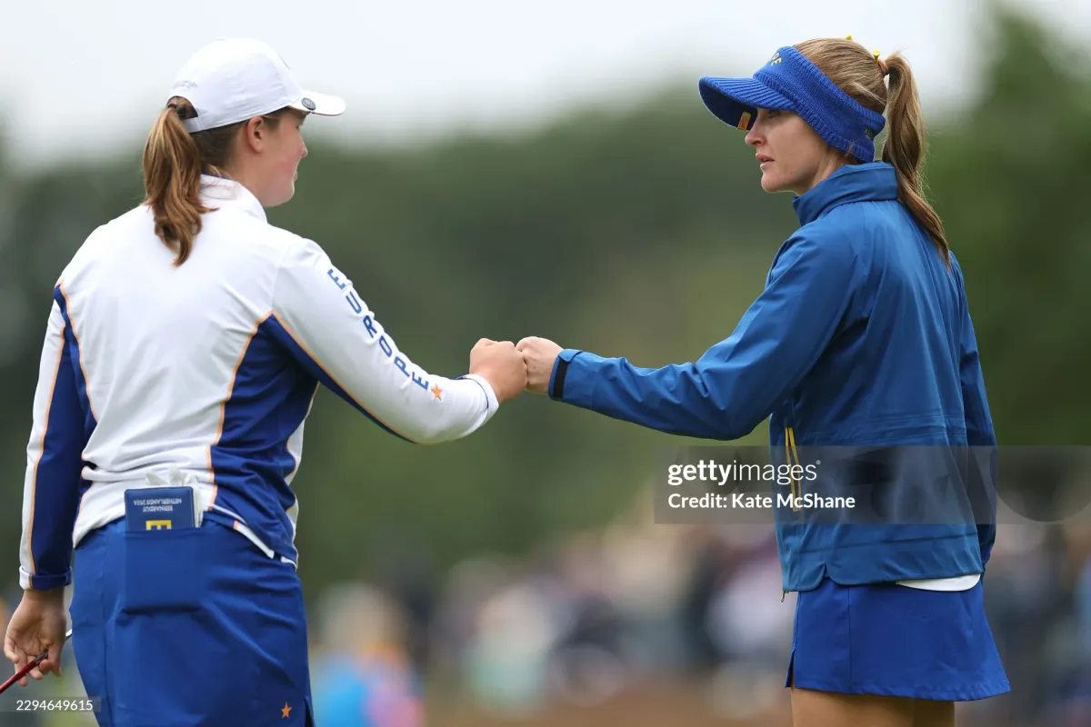 Charley Hull en Lottie Woad van Team Europa tijdens de eerste ronde van de Solheim Cup 2026 op Bernardus Golf.