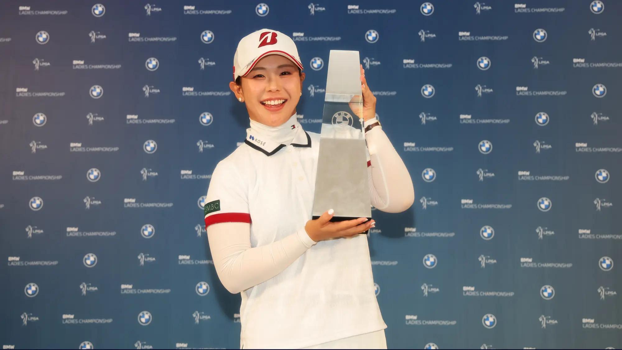 Yuri Yoshida viert haar overwinning bij de BMW Ladies Championship met de trofee