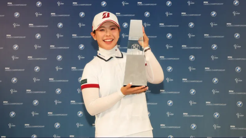 Yuri Yoshida viert haar overwinning bij de BMW Ladies Championship met de trofee
