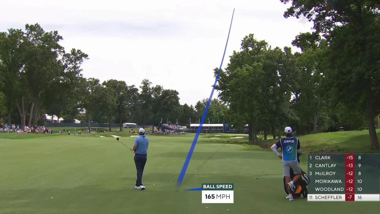 Scottie Scheffler slaat een birdie op hole 17 tijdens het BMW Championship 2026