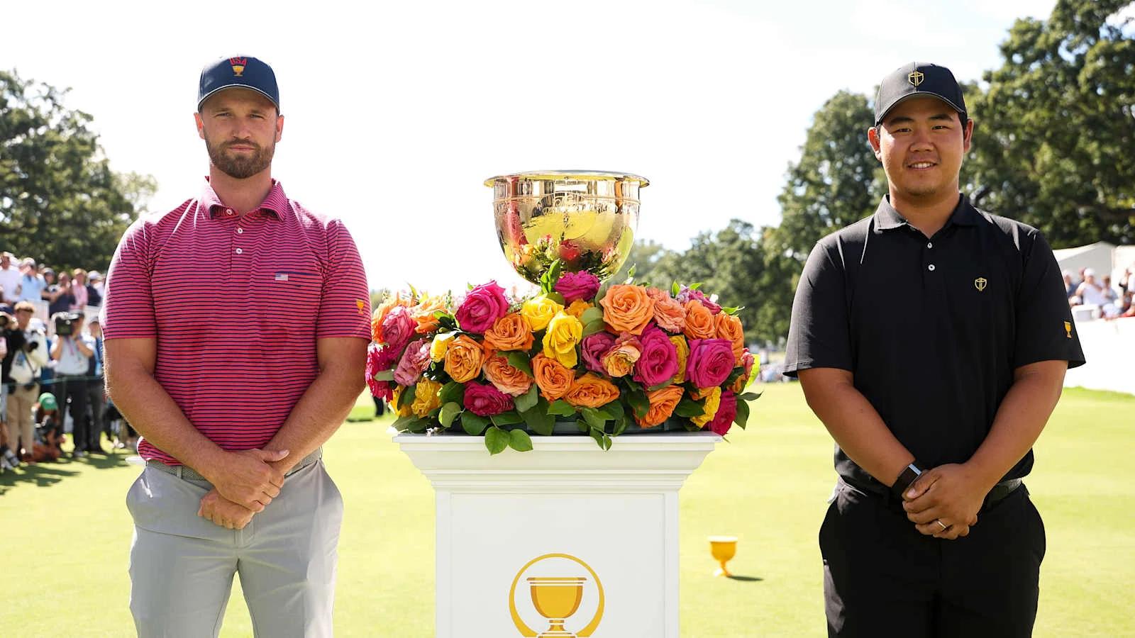 Wyndham Clark en Tom Kim poseren met de Presidents Cup-trofee voor hun singlespartij op Medinah Country Club