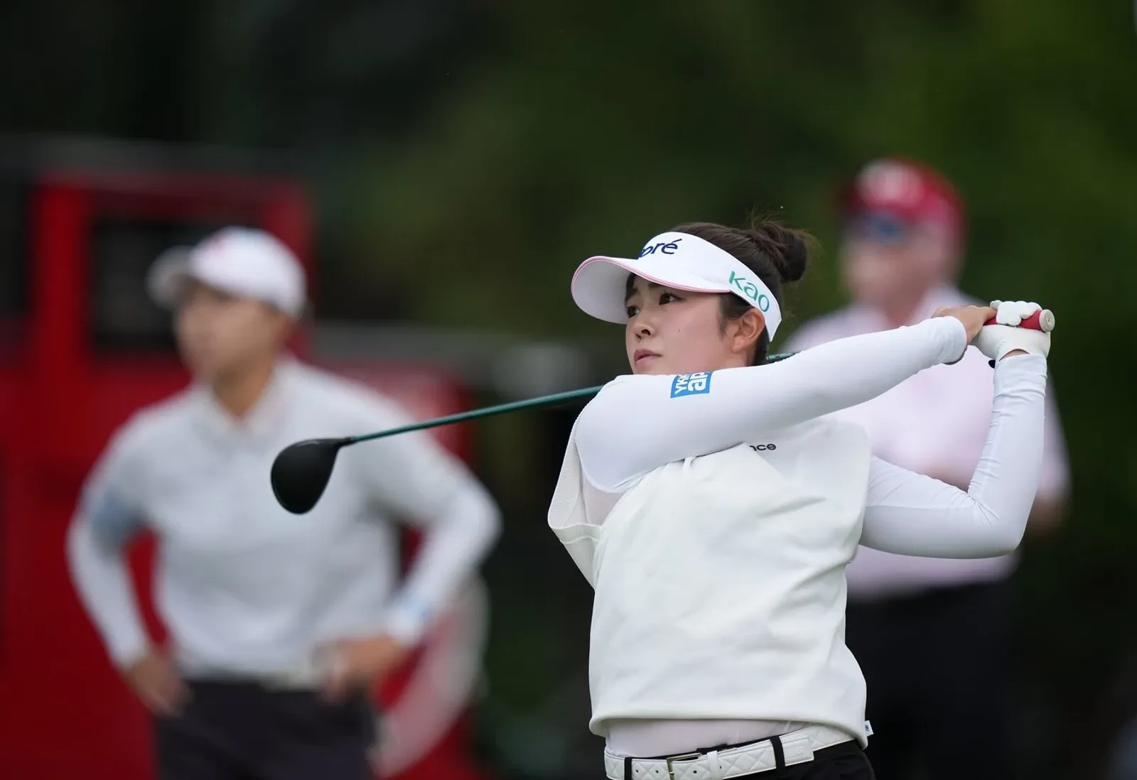 Miyu Yamashita kijkt haar afslag na tijdens de eerste ronde van de CPKC Women's Open in Edmonton