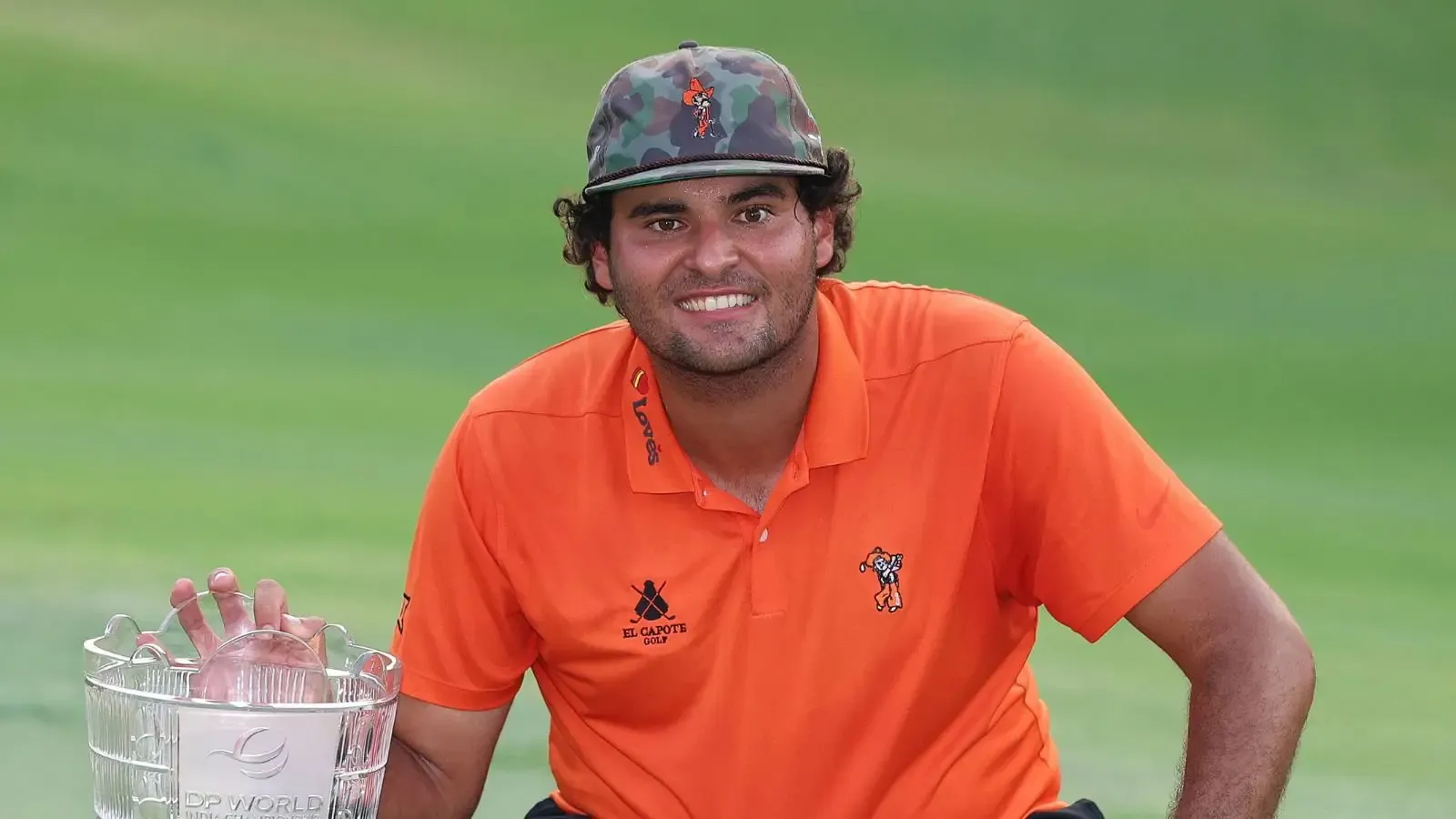 Eugenio Chacarra met de trofee na zijn zege in de DP World India Championship