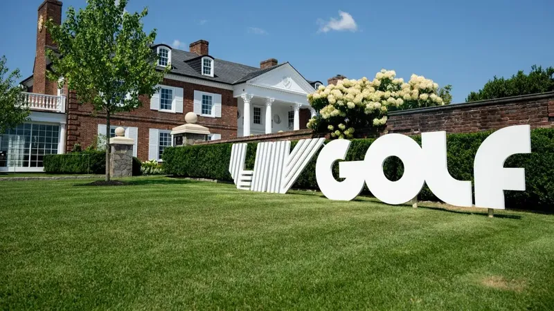 LIV Golf-branding op een golfbaan