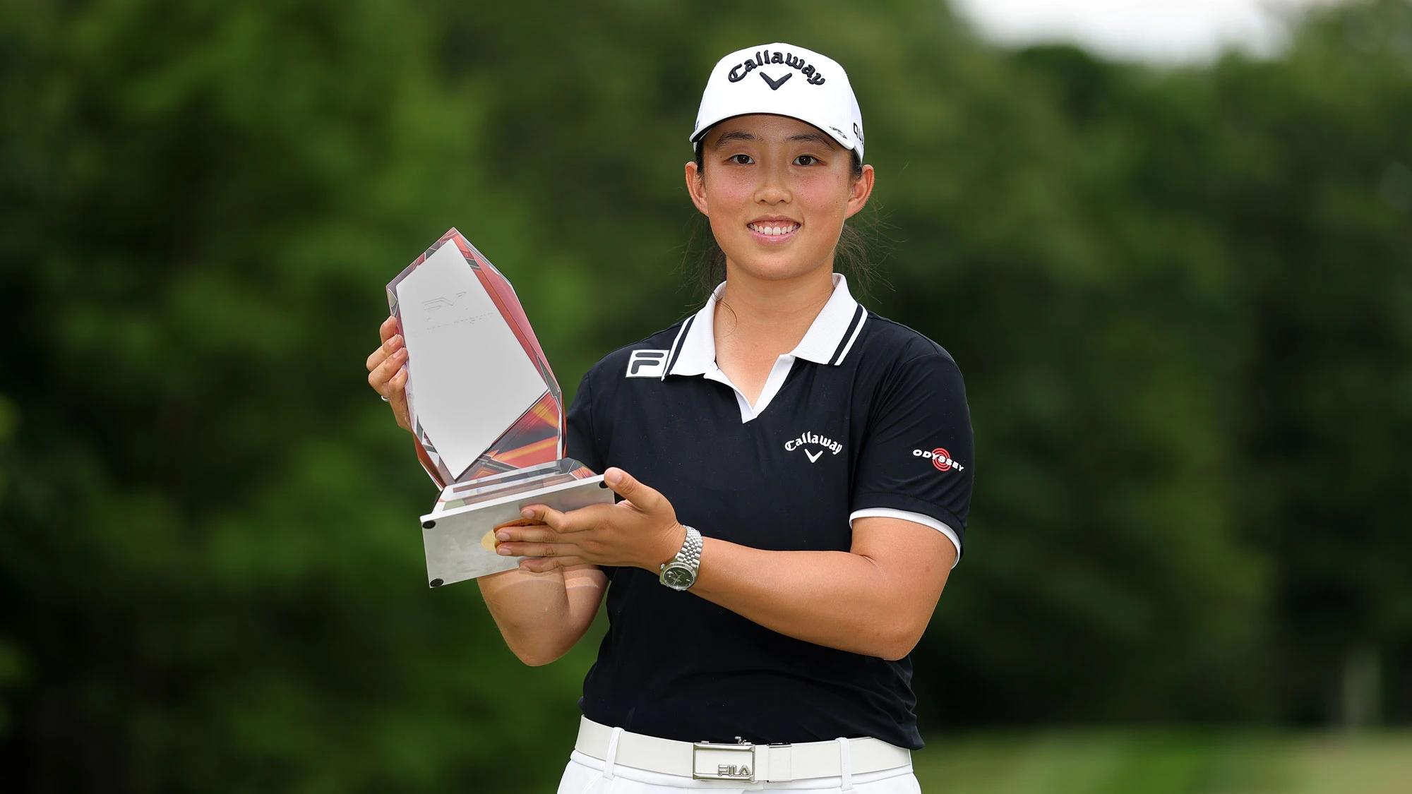 Ruoning Yin poseert met de trofee na het winnen van het FM Championship 2026 op TPC Boston