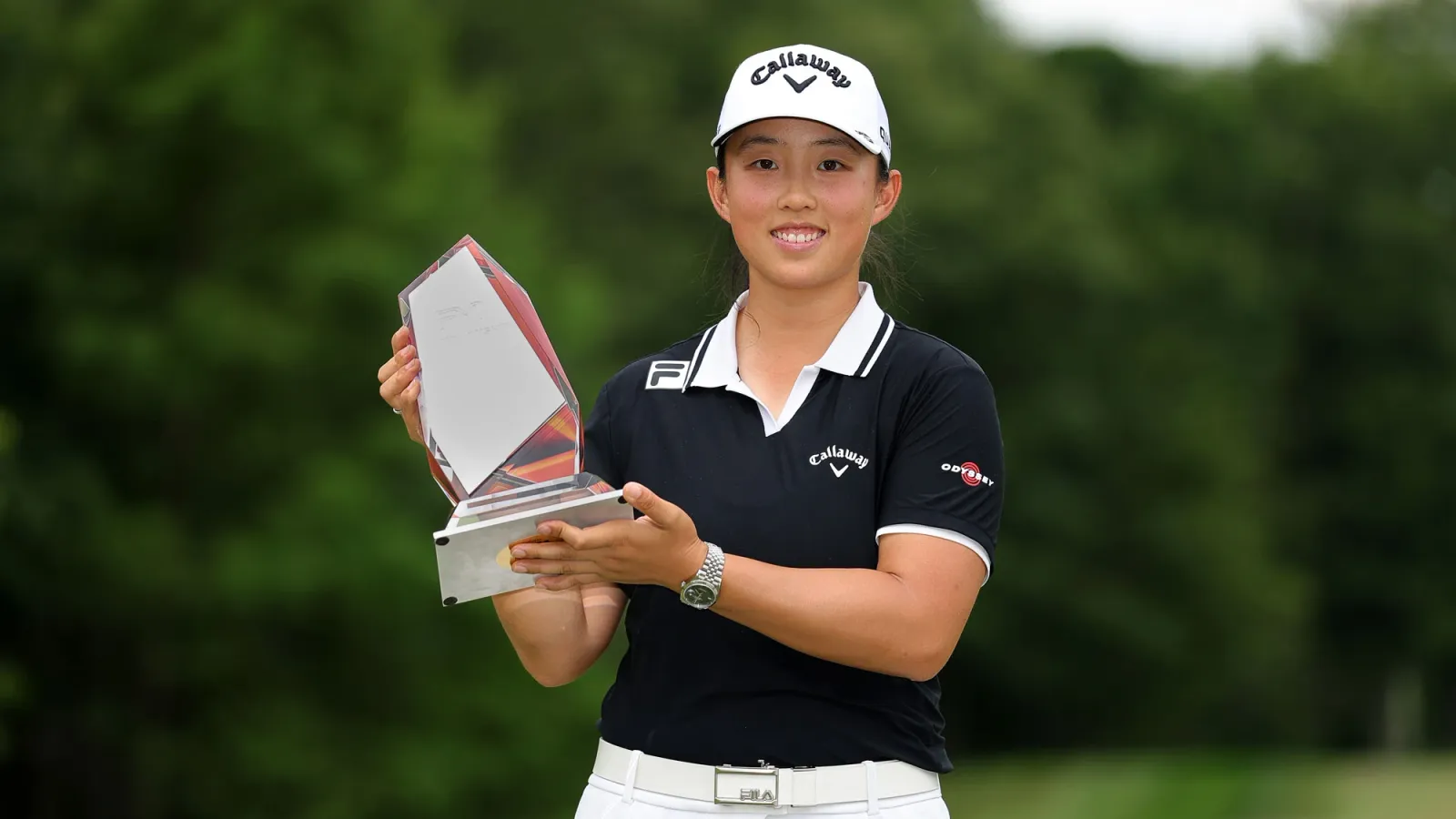 Ruoning Yin poseert met de trofee na het winnen van het FM Championship 2026 op TPC Boston