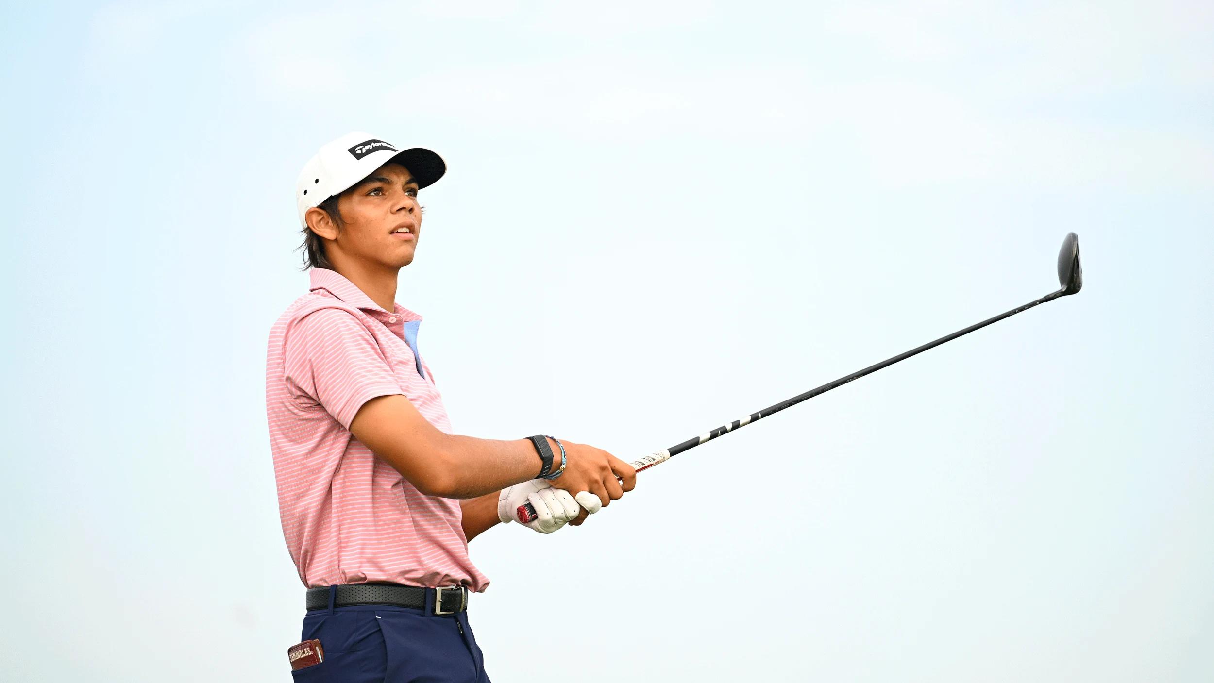 Charlie Woods slaat een drive tijdens de Junior Players Championship op TPC Sawgrass
