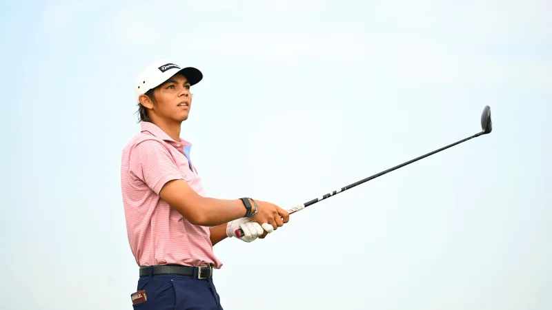 Charlie Woods slaat een drive tijdens de Junior Players Championship op TPC Sawgrass