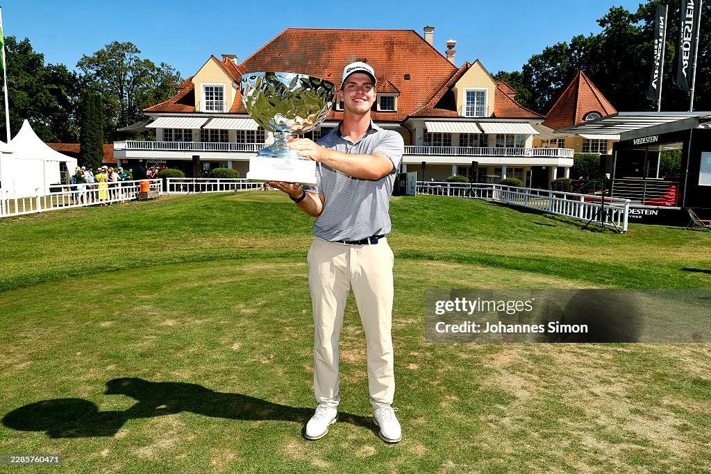 Lars van der Vight poseert met de winnaarstrofee van de German Challenge