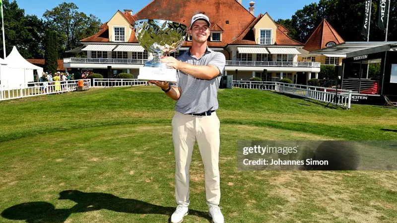 Lars van der Vight poseert met de winnaarstrofee van de German Challenge