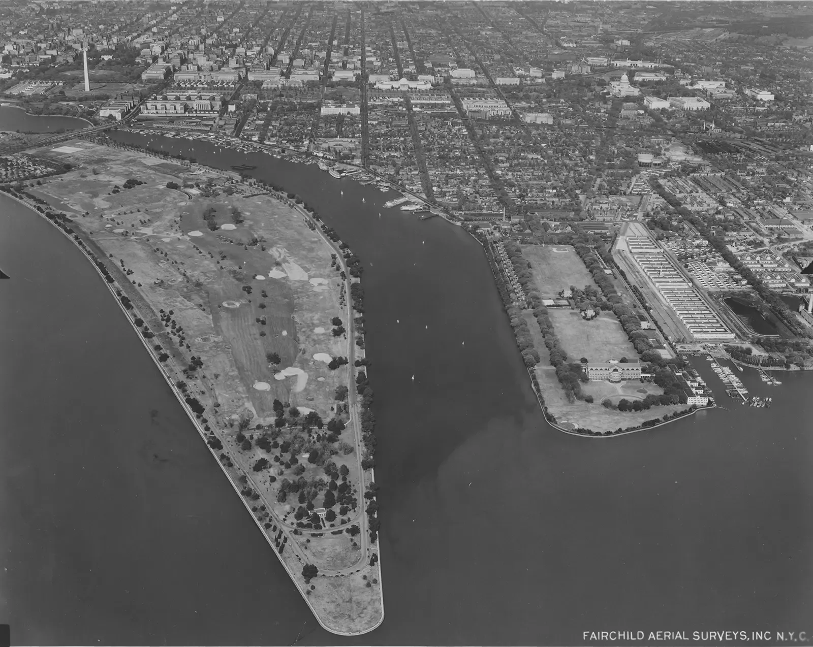 Historische luchtfoto van East Potomac Park en Hains Point in Washington D.C.