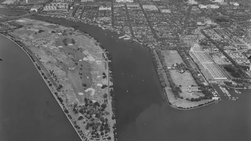 Historische luchtfoto van East Potomac Park en Hains Point in Washington D.C.