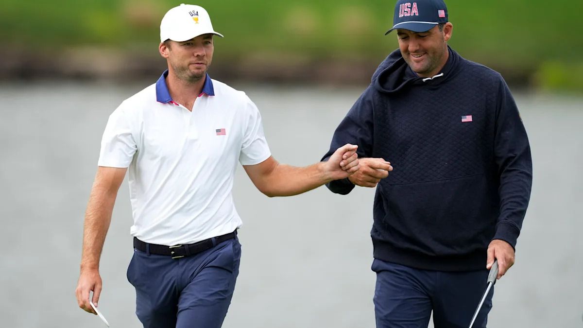 Scottie Scheffler en Sam Burns tijdens de voorbereiding op de fourball-wedstrijden van de Presidents Cup 2026