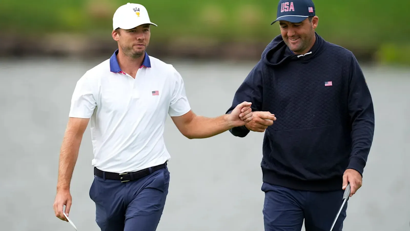 Scottie Scheffler en Sam Burns tijdens de voorbereiding op de fourball-wedstrijden van de Presidents Cup 2026