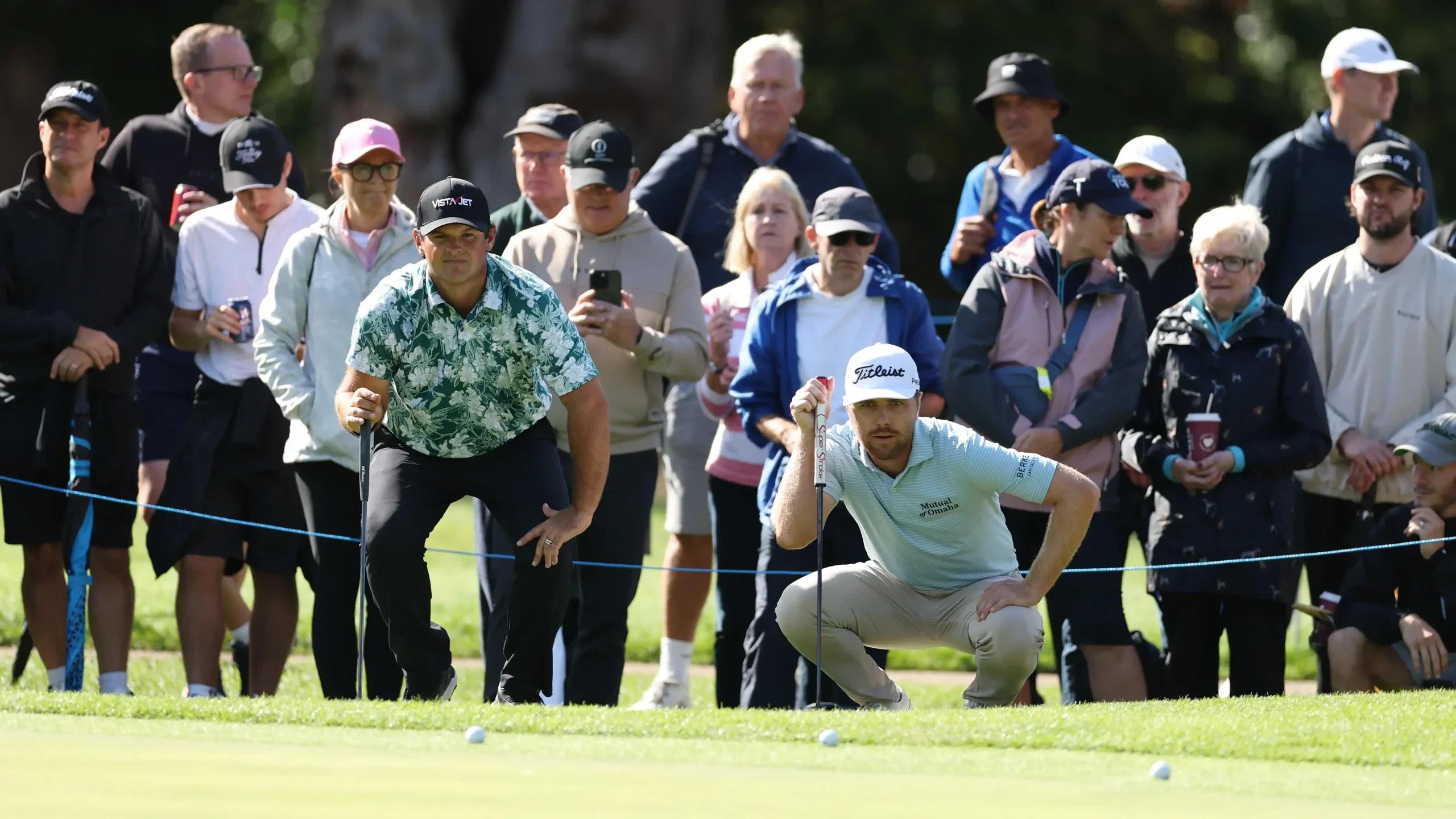 Ryan Gerard bestudeert een putt tijdens een PGA Tour-toernooi in 2026