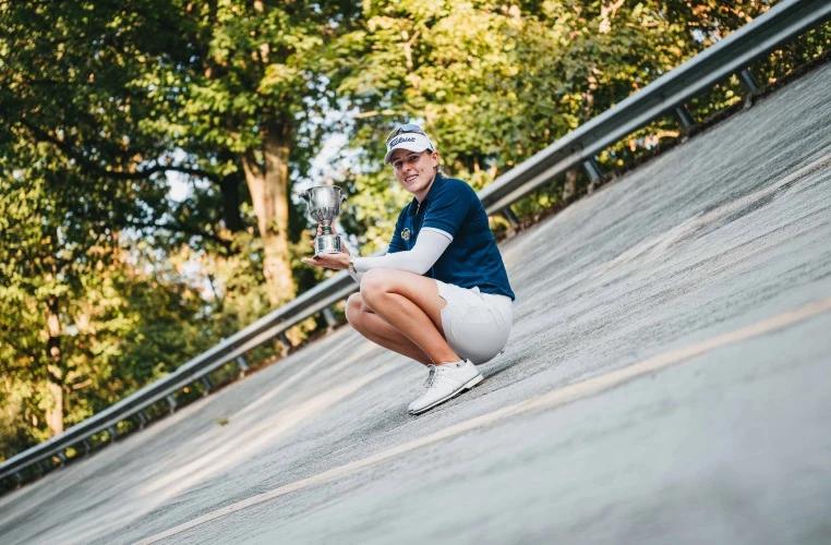 Casandra Alexander poseert met de trofee na haar zege bij de Buccellati Ladies Italian Open 2026