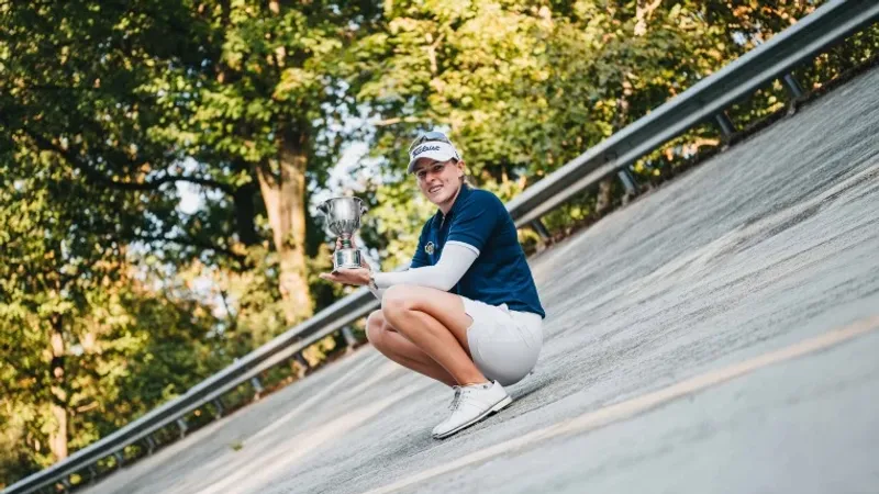 Casandra Alexander poseert met de trofee na haar zege bij de Buccellati Ladies Italian Open 2026