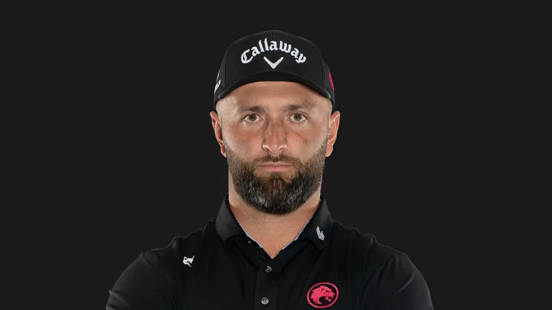 Portretfoto van Jon Rahm in LIV Golf-outfit