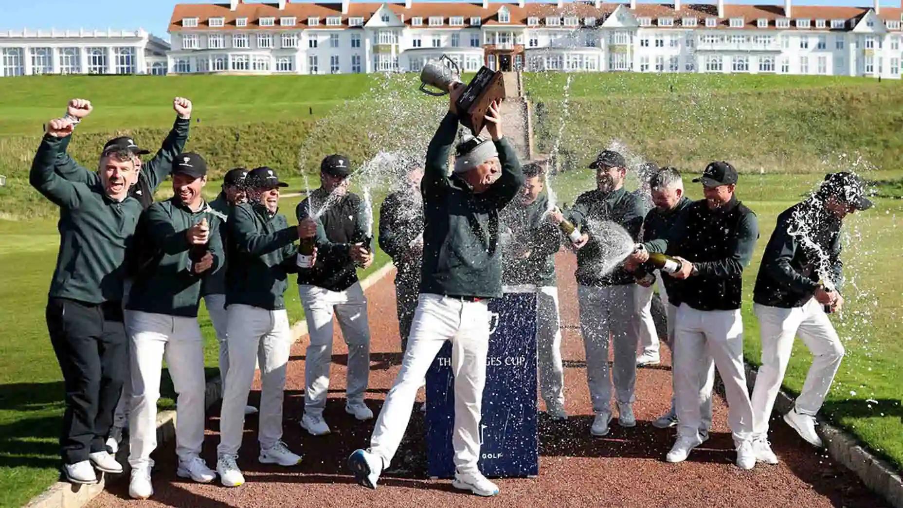 Het Internationals-team viert de eerste Bridges Cup-titel met champagne en de beker bij Trump Turnberry