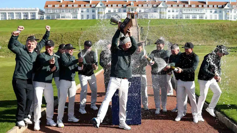 Het Internationals-team viert de eerste Bridges Cup-titel met champagne en de beker bij Trump Turnberry