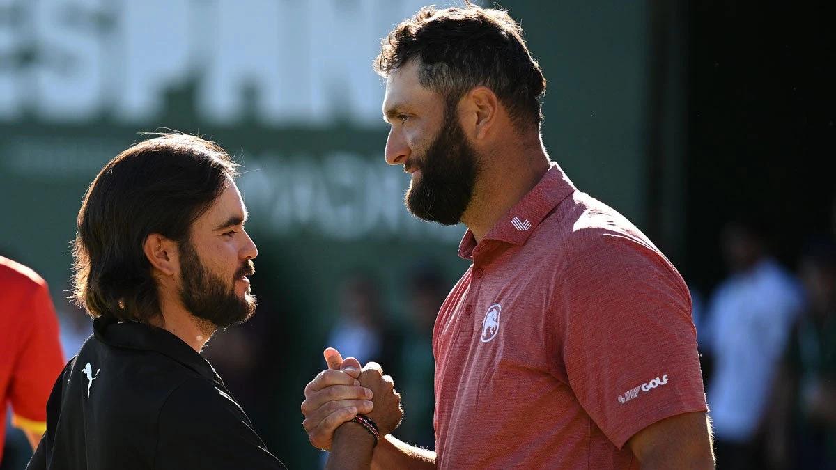 Angel Hidalgo (links) schudt handen met Jon Rahm na hun play-off bij de Open de Espana