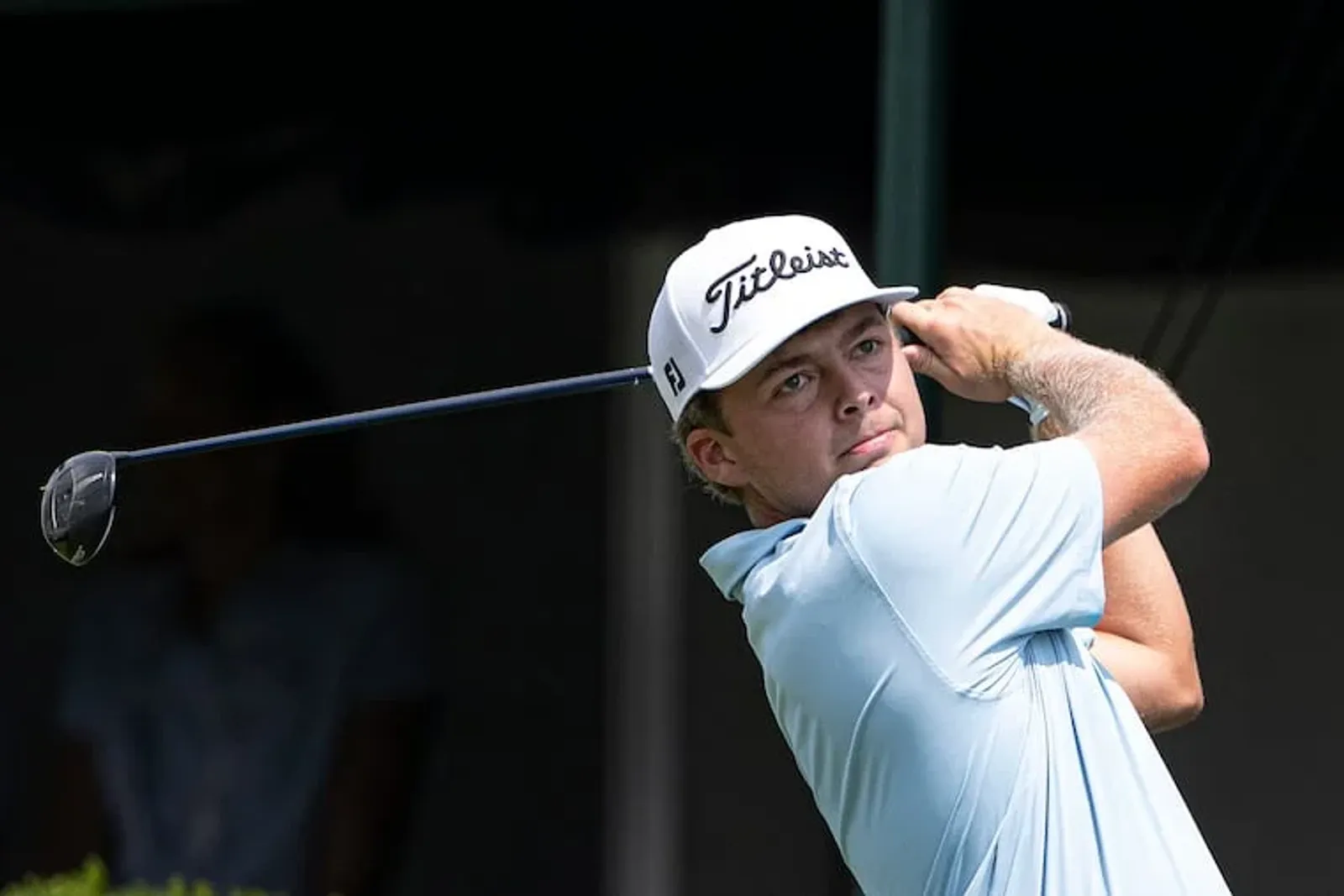 Joshua Ryan slaat af tijdens de tweede ronde van de strokeplay bij het US Amateur 2026 op Merion Golf Club.