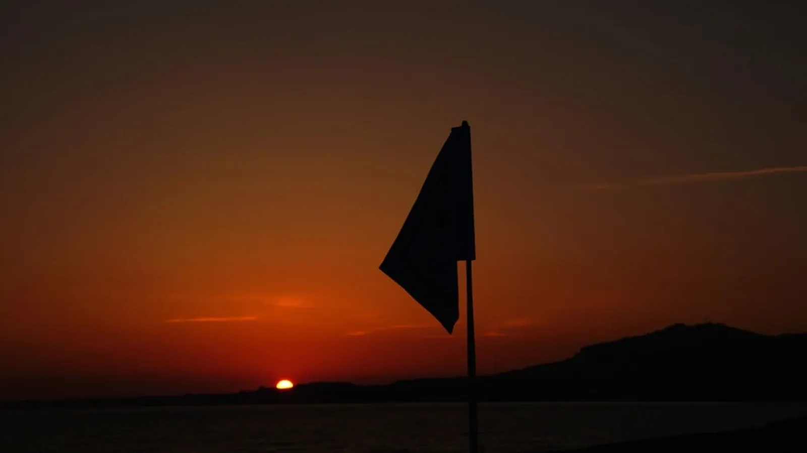 Een golfvlag silhouet bij zonsondergang, symbool voor de DP World Tour