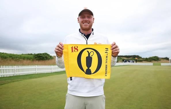 Nevill Ruiter houdt de vlag van The Open omhoog na zijn kwalificatie op Dundonald Links