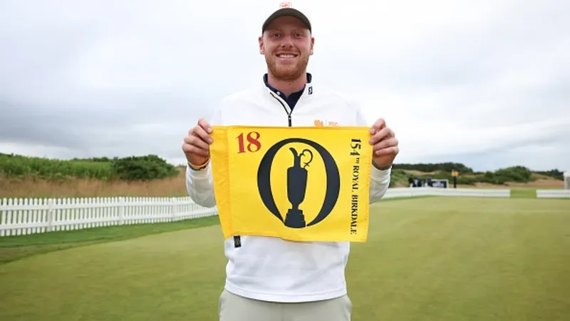 Nevill Ruiter houdt de vlag van The Open omhoog na zijn kwalificatie op Dundonald Links