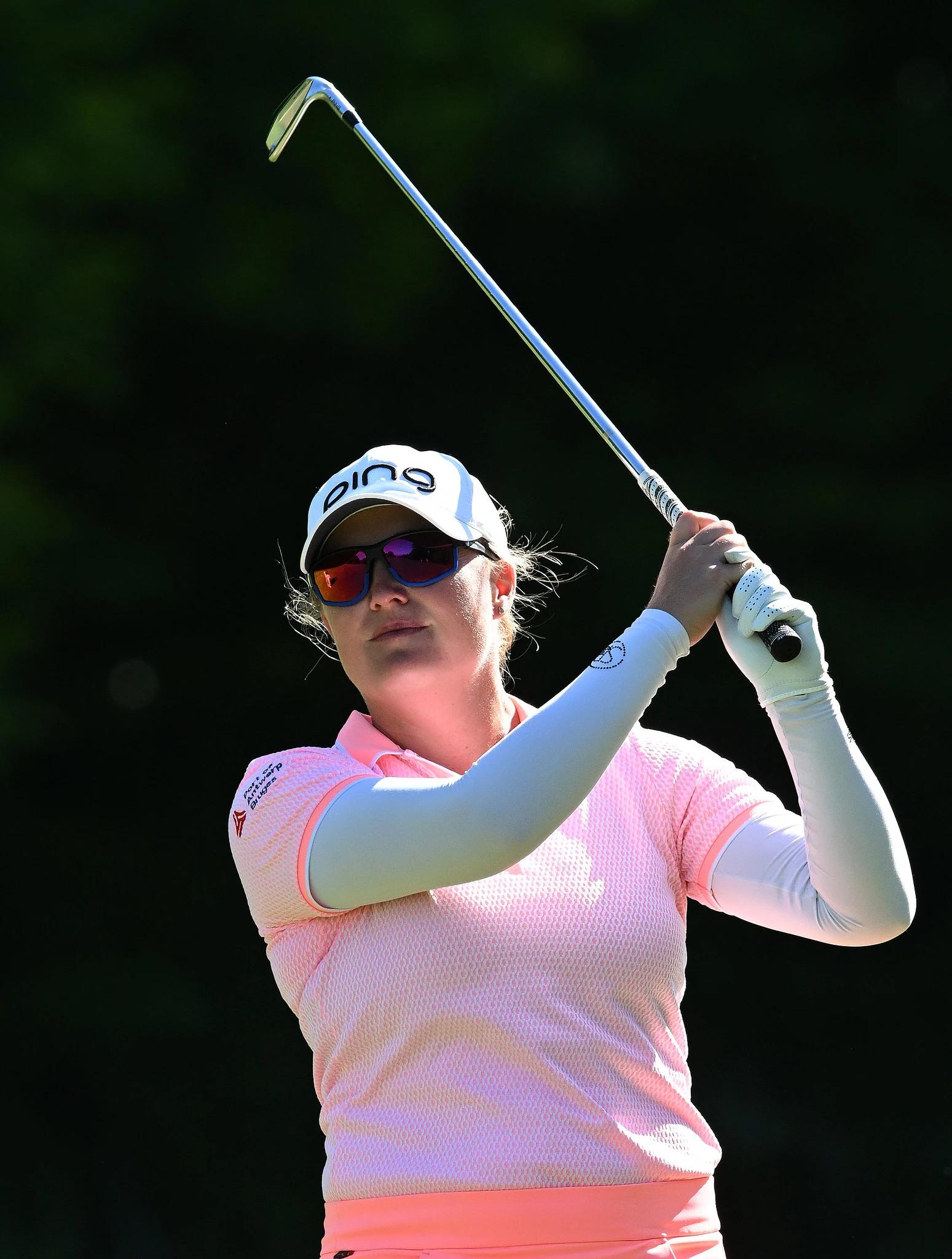 Manon De Roey tijdens een golfswing