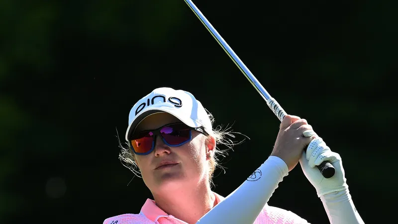 Manon De Roey tijdens een golfswing