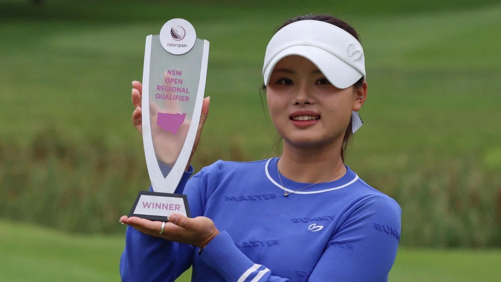 Jessica Bang met de winnaarstrofee van de Ford Women's NSW Open Regional Qualifying Event 2026