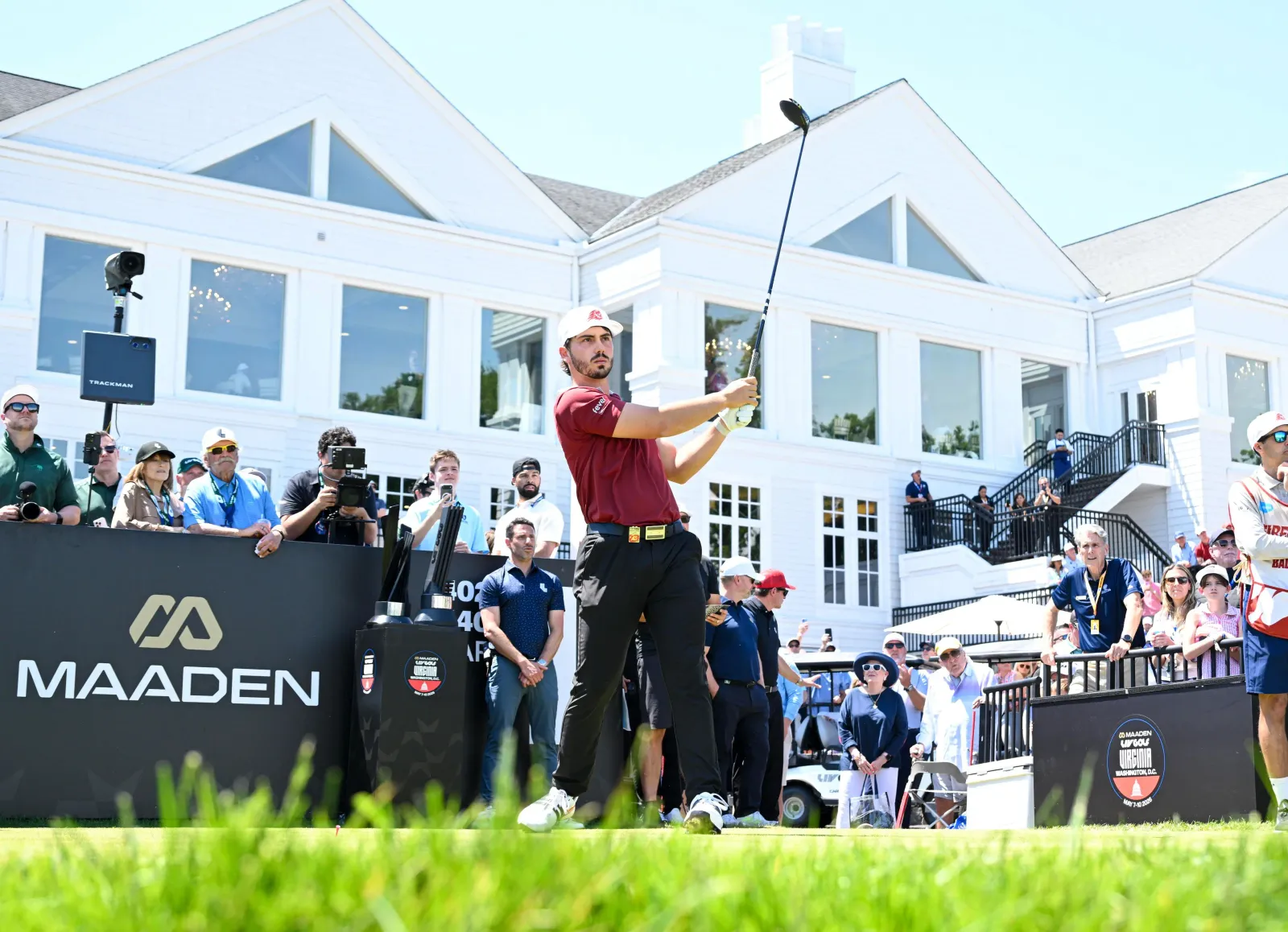 Jose Luis Ballester slaat af tijdens LIV Golf Virginia in 2026