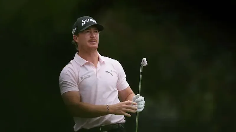 Sean Crocker tijdens een slag met een ijzer op de DP World Tour