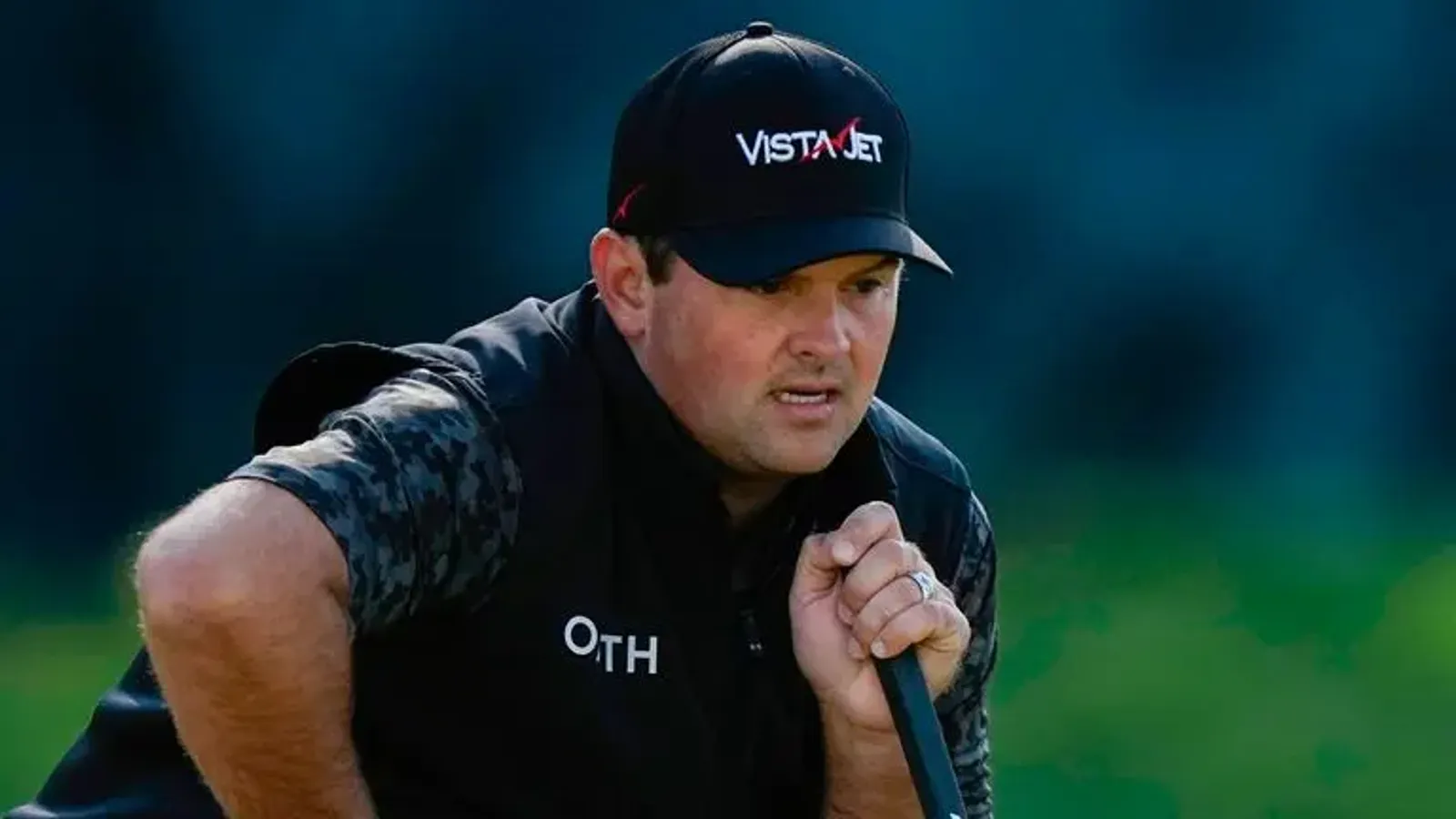 Patrick Reed slaat een slag tijdens een DP World Tour-toernooi