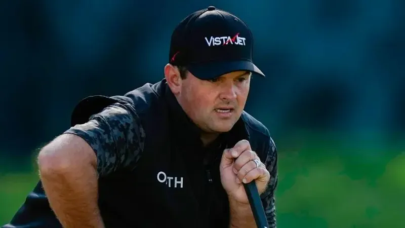 Patrick Reed slaat een slag tijdens een DP World Tour-toernooi